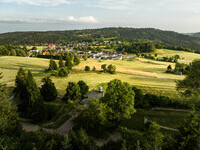 Blick auf die Gemeinde H�usern mit der Wittlisberger Kapelle (Bildnachweis: � Hochschwarzwald Tourismus GmbH)