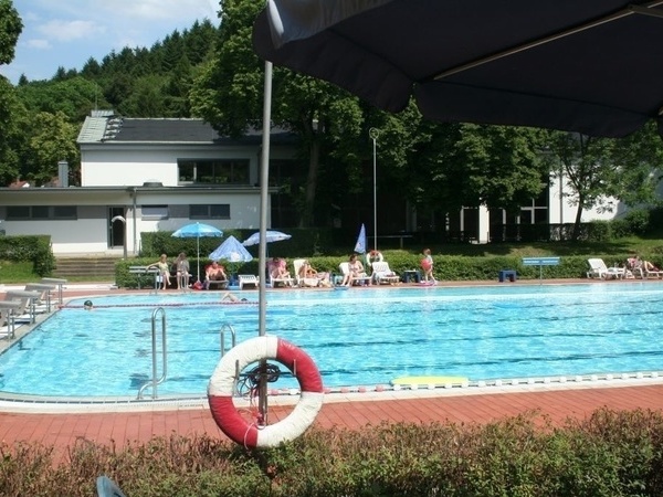 Freibad Wolfartsweier Bildnachweis: Mit freundlicher Genehmigung Dr. Wittemann - Pressebeauftragter des Fördervereins Freibad Wolfartsweier e.V. Freibad Wolfartsweier Bildnachweis: Mit freundlicher Genehmigung Dr. Wittemann - Pressebeauftragter des Fördervereins Freibad Wolfartsweier e.V.