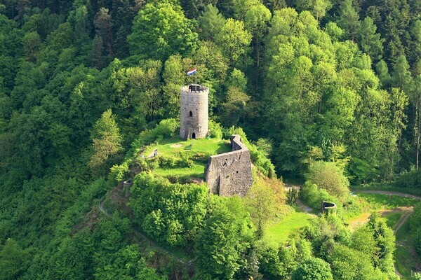 Burg Husen im Grnen von Hausach Bildnachweis:  Kultur- und Tourismusbro Hausach